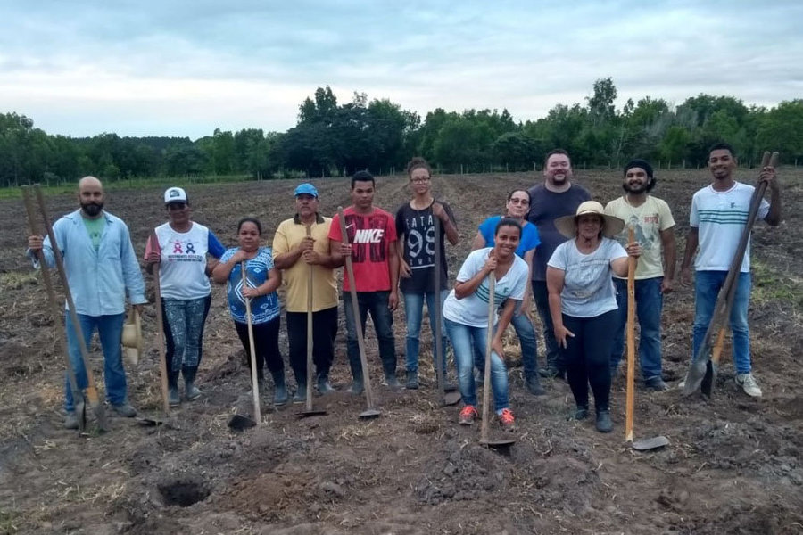 Com o auxílio de uma equipe de voluntários, o Programa Arboretum inicia os plantios de restauração em Teixeira de Freitas.