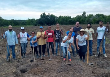 Com o auxílio de uma equipe de voluntários, o Programa Arboretum inicia os plantios de restauração em Teixeira de Freitas.